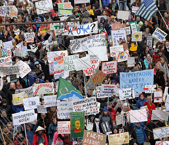 Молодежное шествие с плакатами состоялось на Красном проспекте