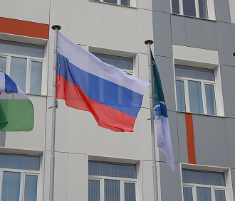 9-метровые уличные флагштоки установят у 123 школ в Новосибирске
