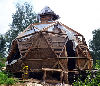 Экологичный круглый дом из дерева и глины строит новосибирец