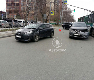 «Тойота» сбила девушку и врезалась в два авто в Новосибирске