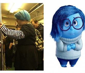 Грустная девушка с голубыми волосами умилила пассажиров метро