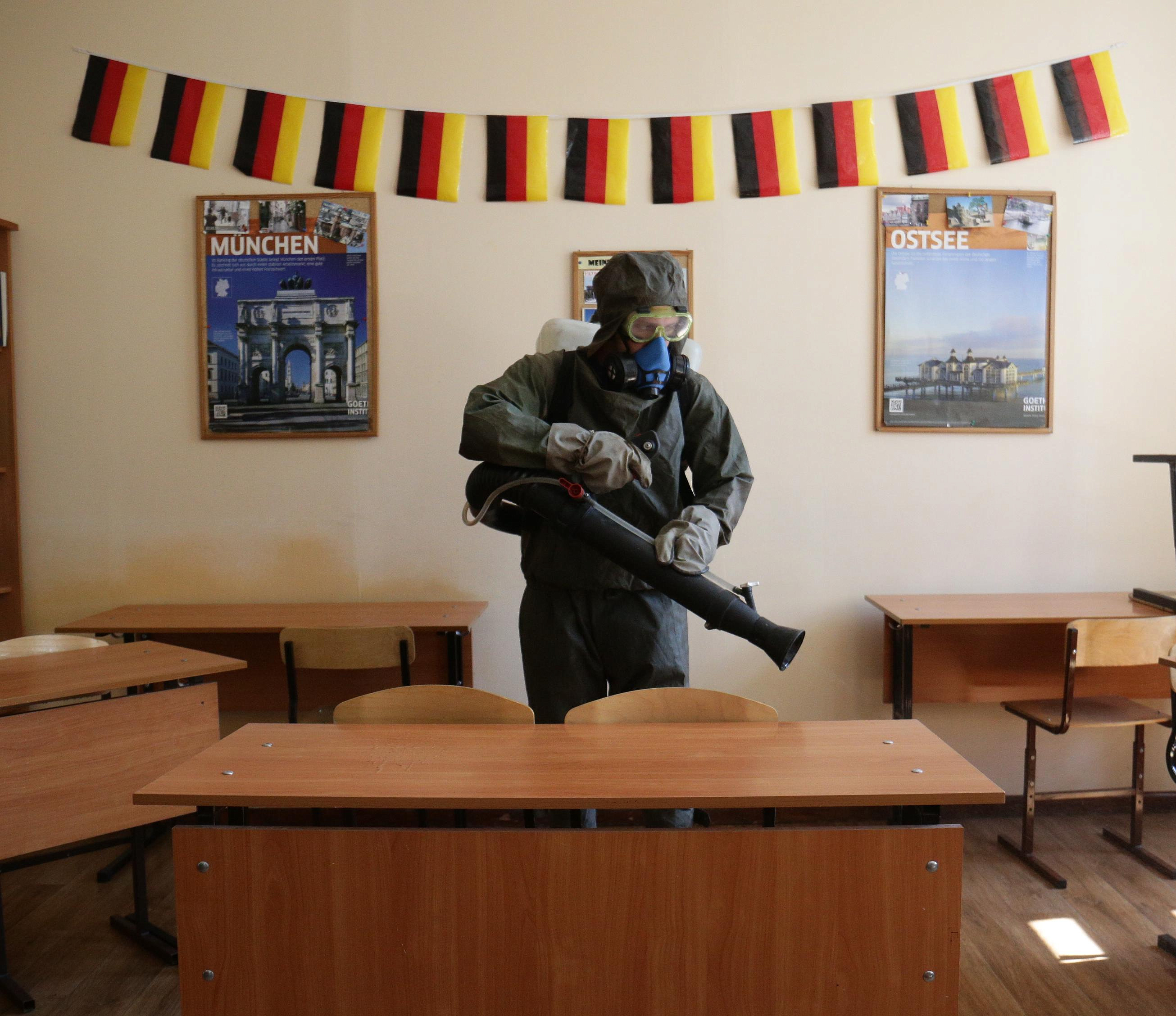 Перекисью и хлором дезинфицируют школы Новосибирска перед ЕГЭ