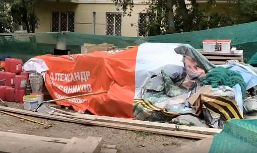 Извиниться за портрет героя на куче мусора потребовал мэр Новосибирска