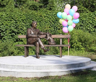 Памятник учёному с лисицей появился в Академгородке