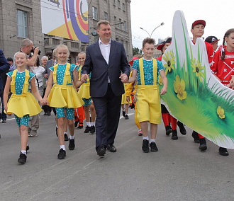 Мэр Анатолий Локоть поздравляет новосибирцев с Днём защиты детей