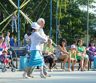 Новосибирские пенсионеры помогают внукам расставлять приоритеты