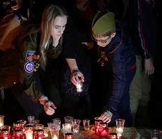 Тысячи свечей зажгли новосибирцы в память о жертвах ВОВ