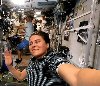 Космонавтка Анна Кикина показала уборку в невесомости
