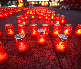Новосибирск скорбит: свечи памяти зажглись у часовни на площади Ленина