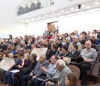 «Мы против палисадника»: обсуждение сквера на Демакова превратили в митинг