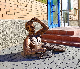 Скульптура довольного сантехника появилась в Новосибирске