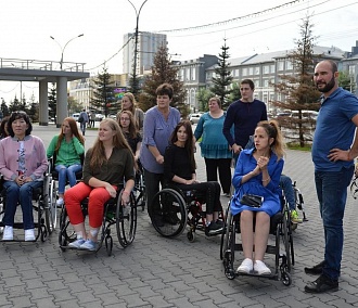 Книги, экскурсии и театр: как помогают инвалидам в Новосибирске