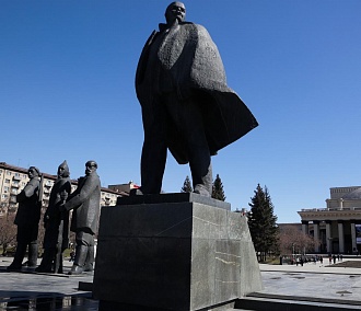 Влюблённые в Россию китайские байкеры сделали селфи у памятника Ленину