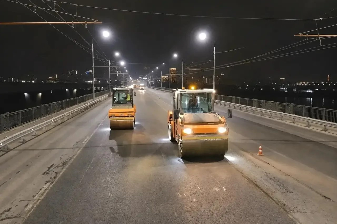 На Октябрьском мосту заменили более 13 000 квадратных метров асфальта