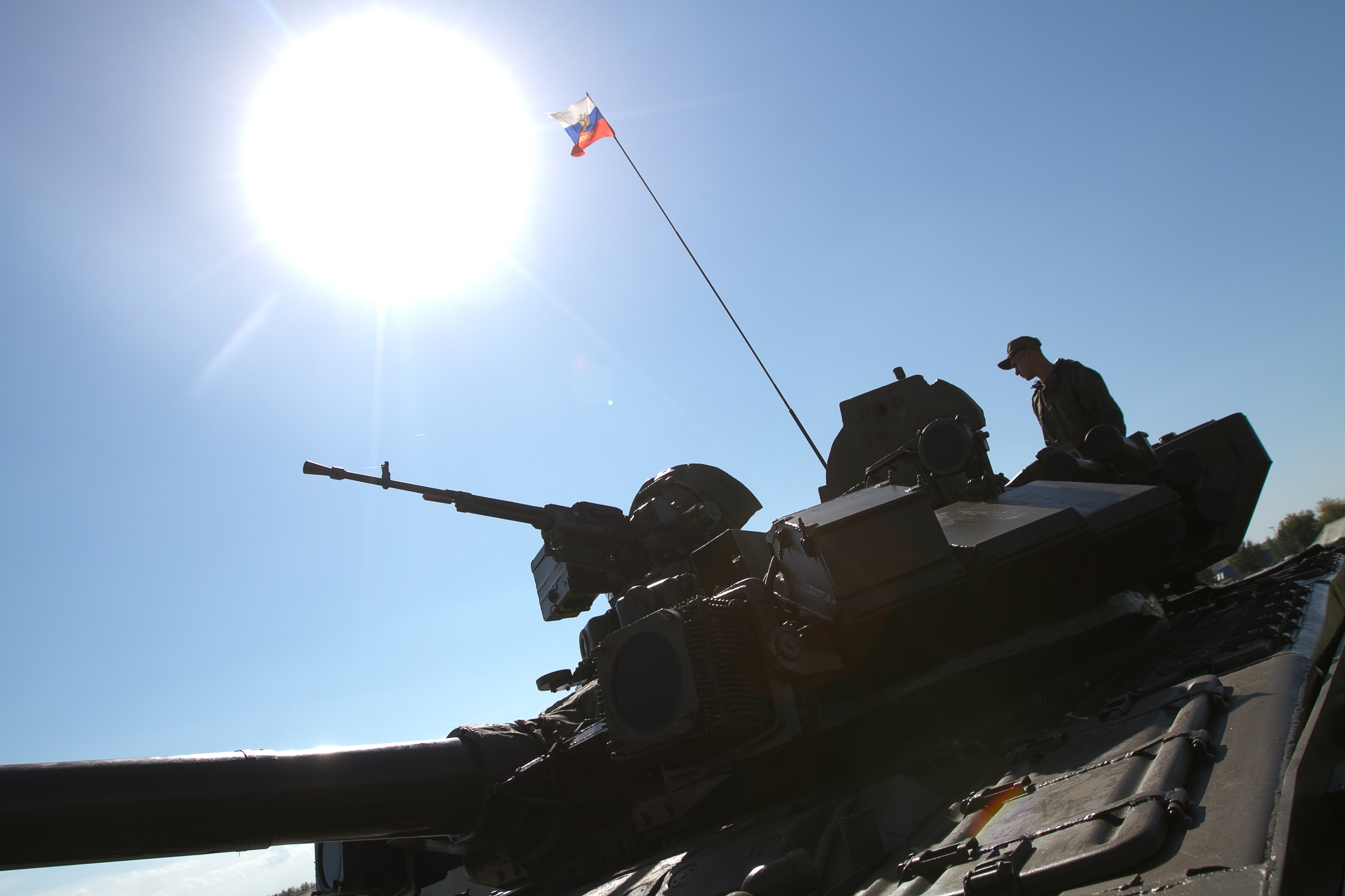 В зоне СВО боец из Новосибирска увёл горящий танк в лесополосу