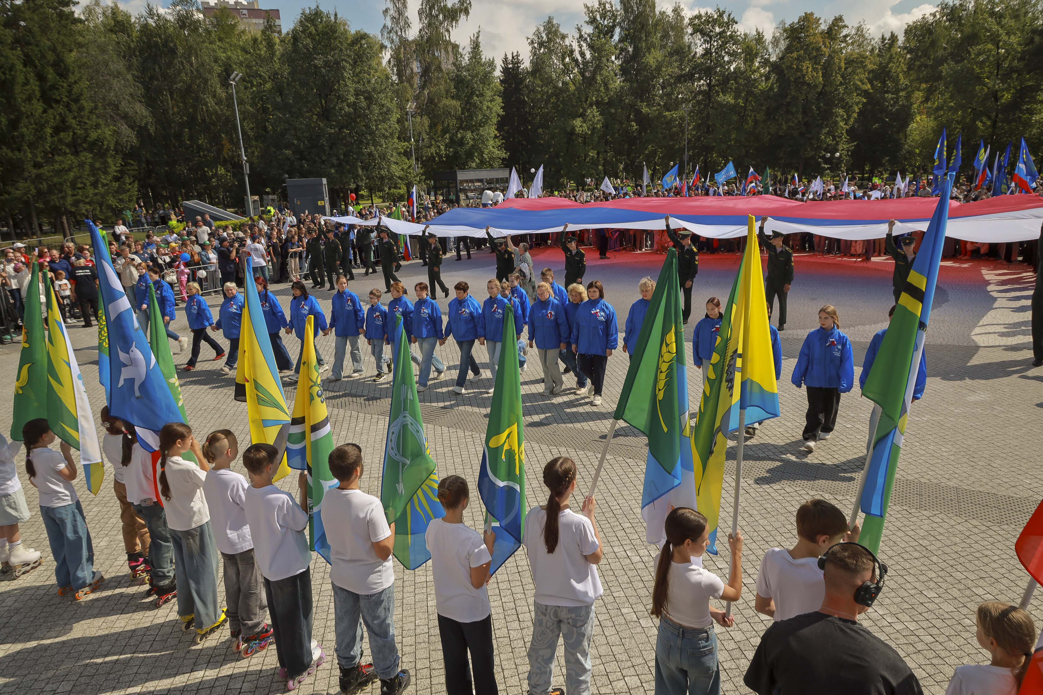 В Центральном парке митингом‑концертом отметили День российского флага