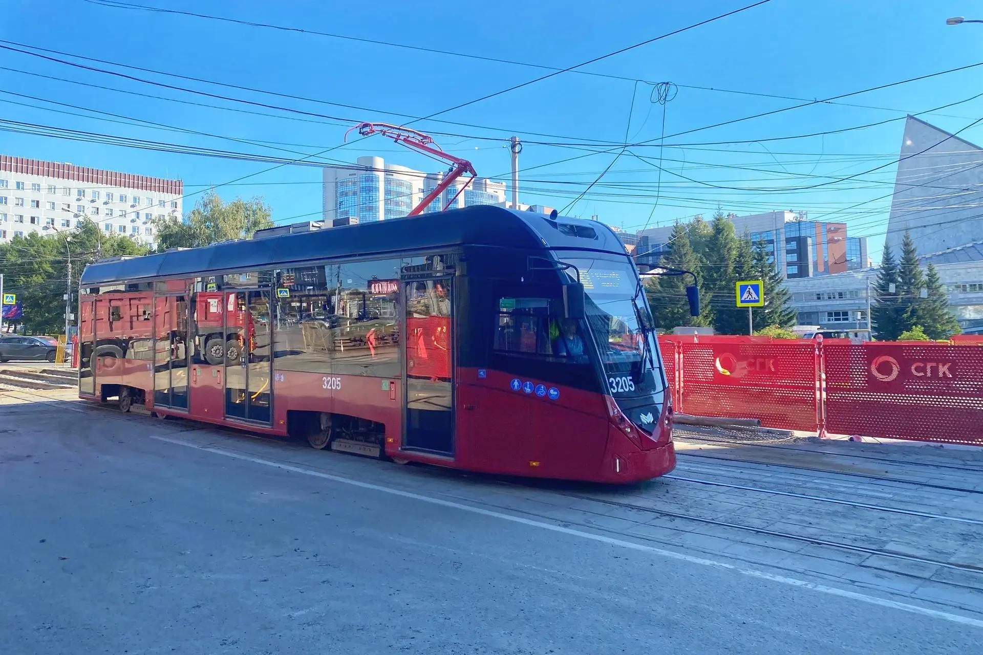 Движение трамваев восстановили на улице Серебренниковской в Новосибирске