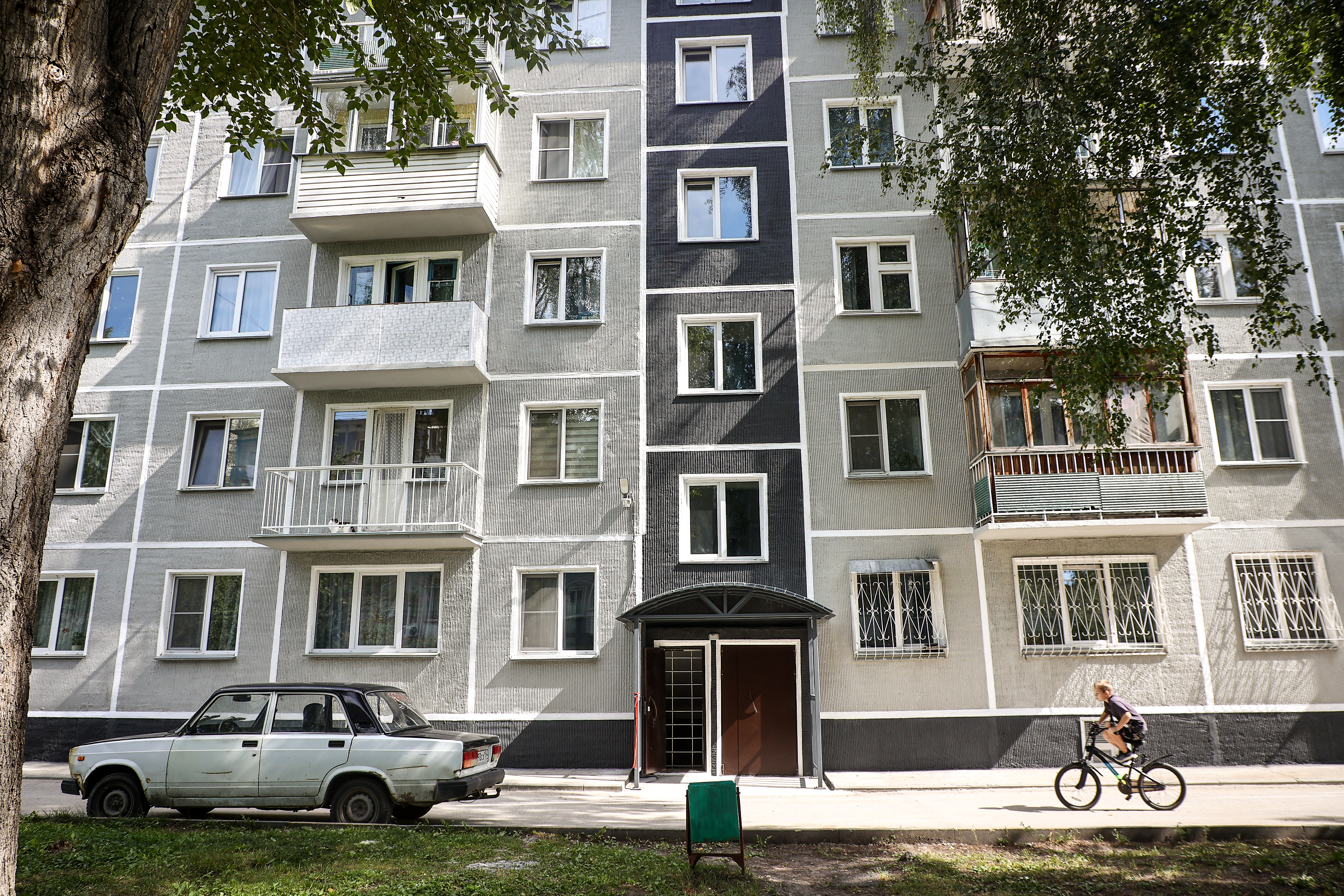 Бархатный серый цвет выбрали жители для домов на Петухова в Новосибирске