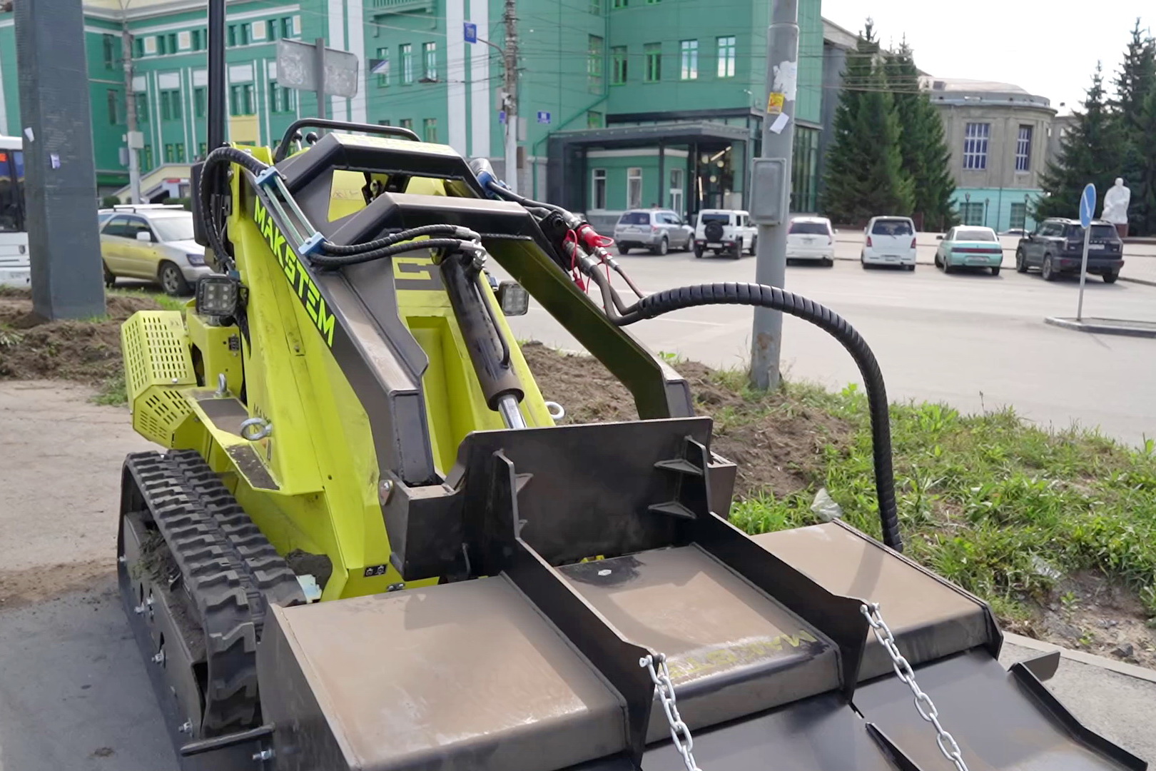 Уникальная машина вспахала землю под газон в Новосибирске