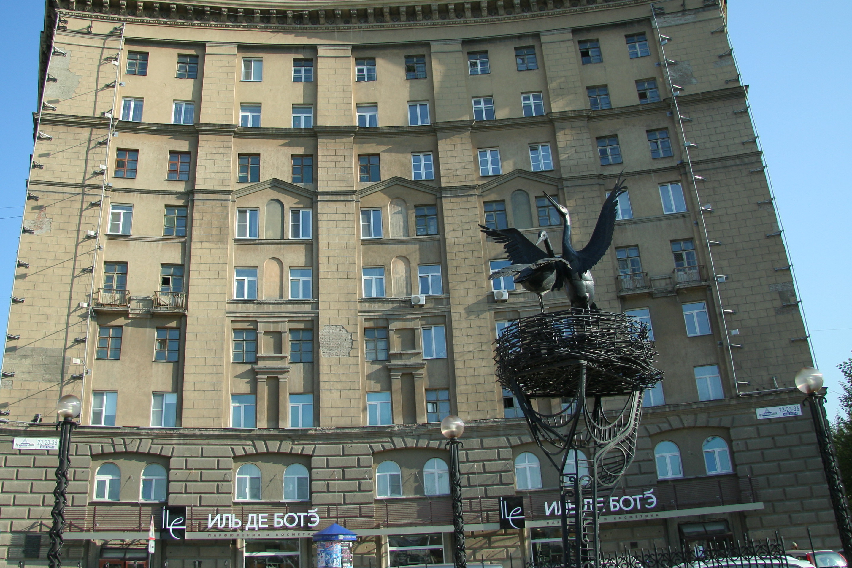 Горзеленхоз задумал обновить площадку с аистами в центре Новосибирска