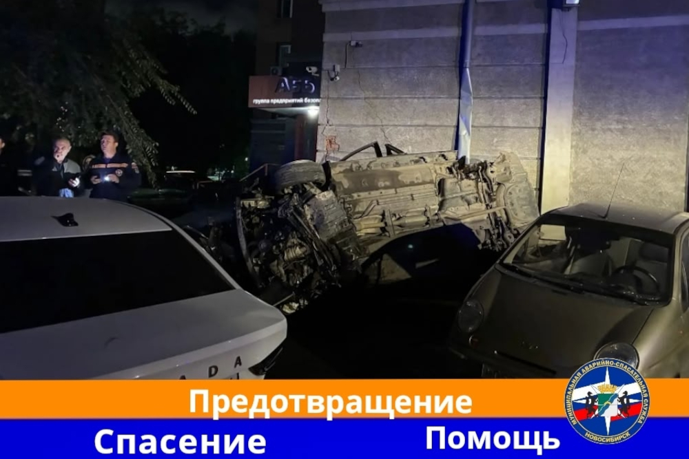 «Тойота» врезалась в жилой дом на улице Владимировской в Новосибирске
