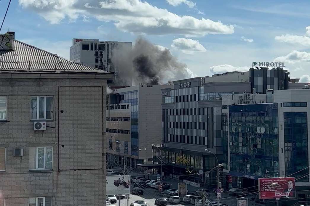 Над долгостроем «Подсолнух» на Маркса поднялись клубы дыма: видео