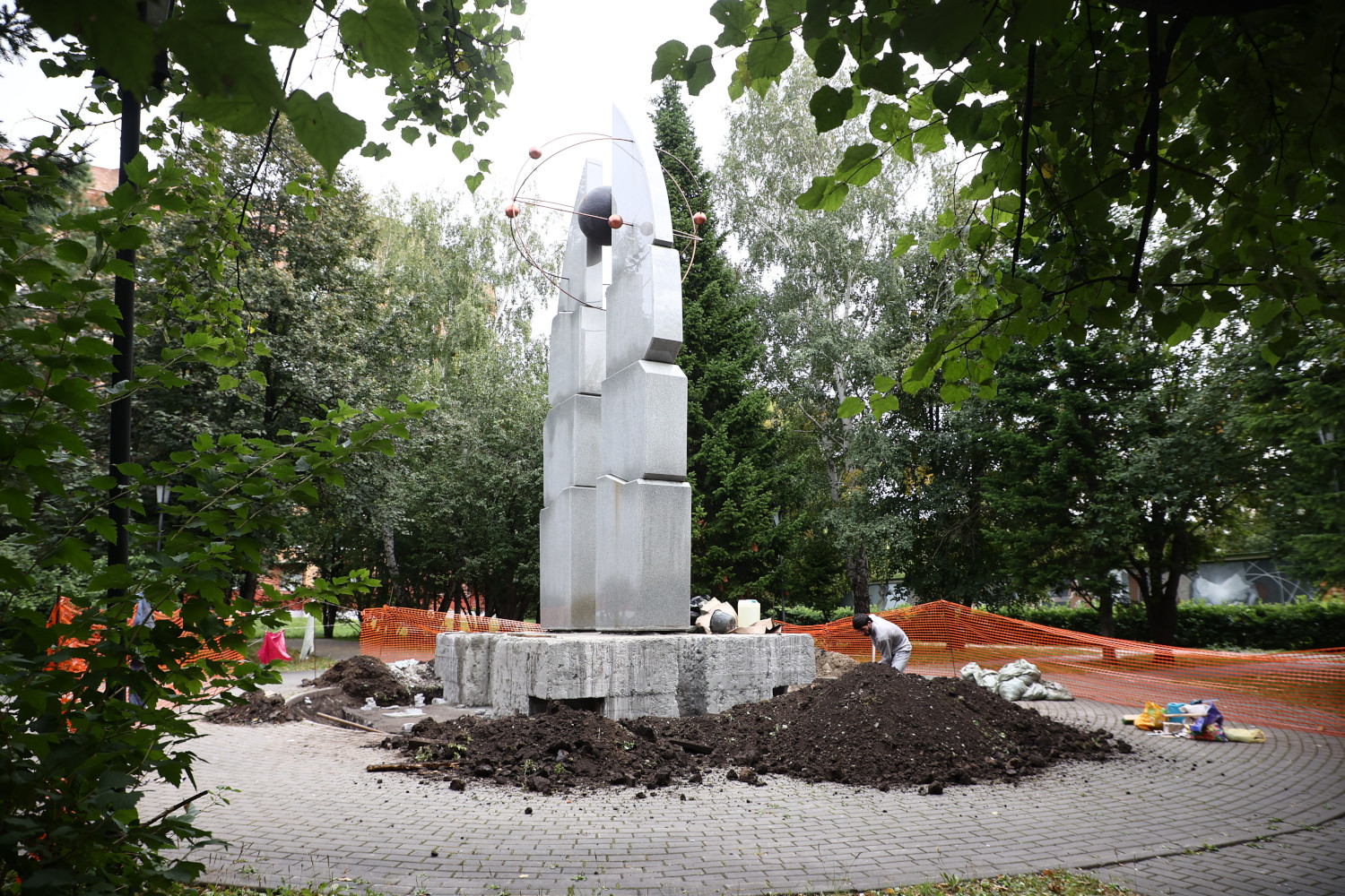 Сквер Покорителей атома начали реставрировать в Новосибирске