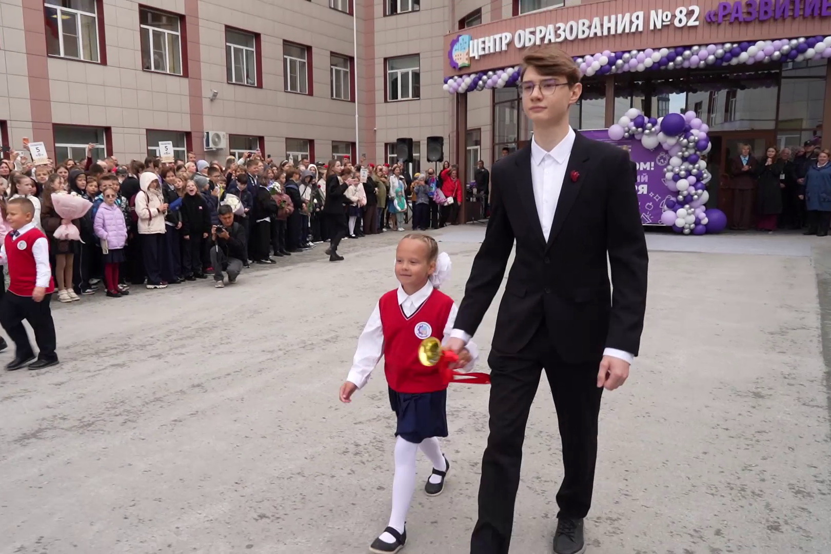 Под дождём и со слезами на глазах: как начался учебный год в Новосибирске