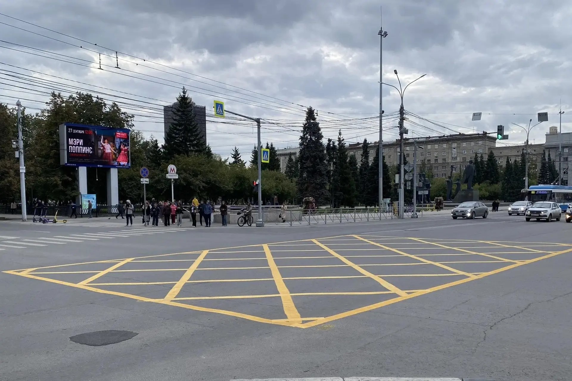 На главной площади Новосибирска появилась «вафельная» разметка