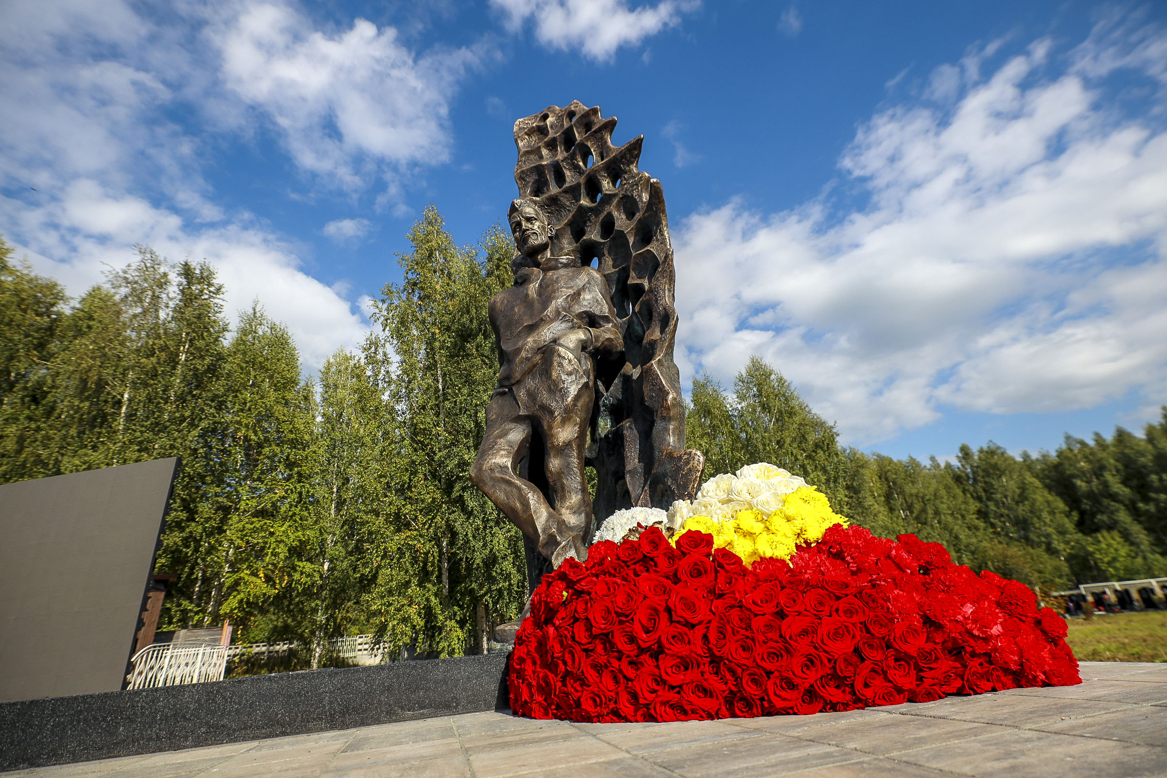 В Новосибирске открыли трёхметровый памятник миллионеру Славе Шарку: фото
