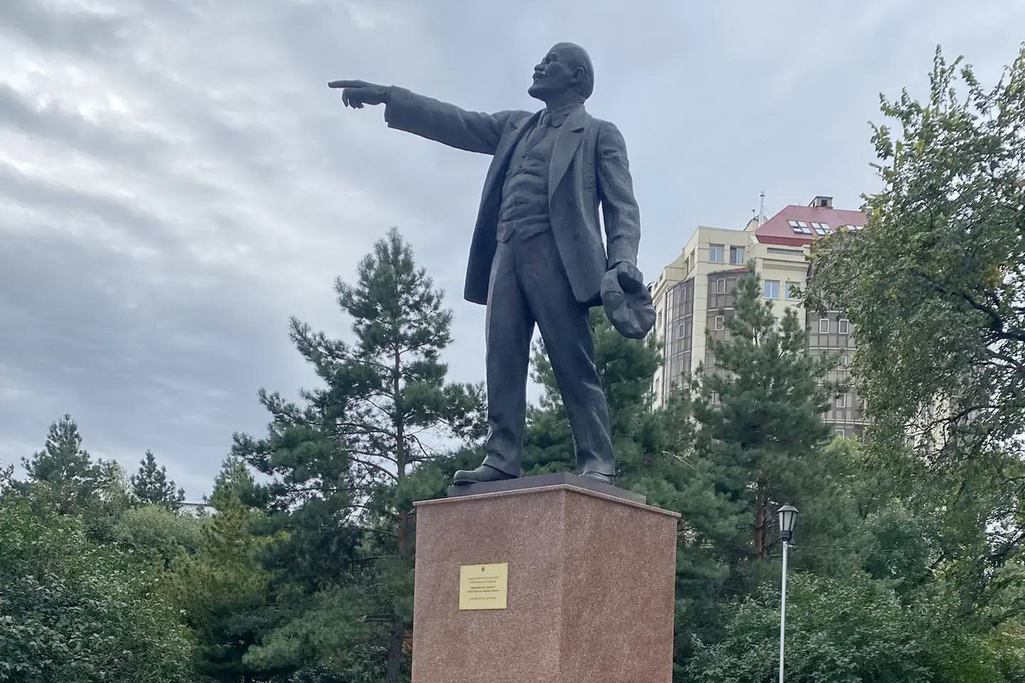 Первый в Новосибирске памятник Ленину отремонтировали в сквере Водник