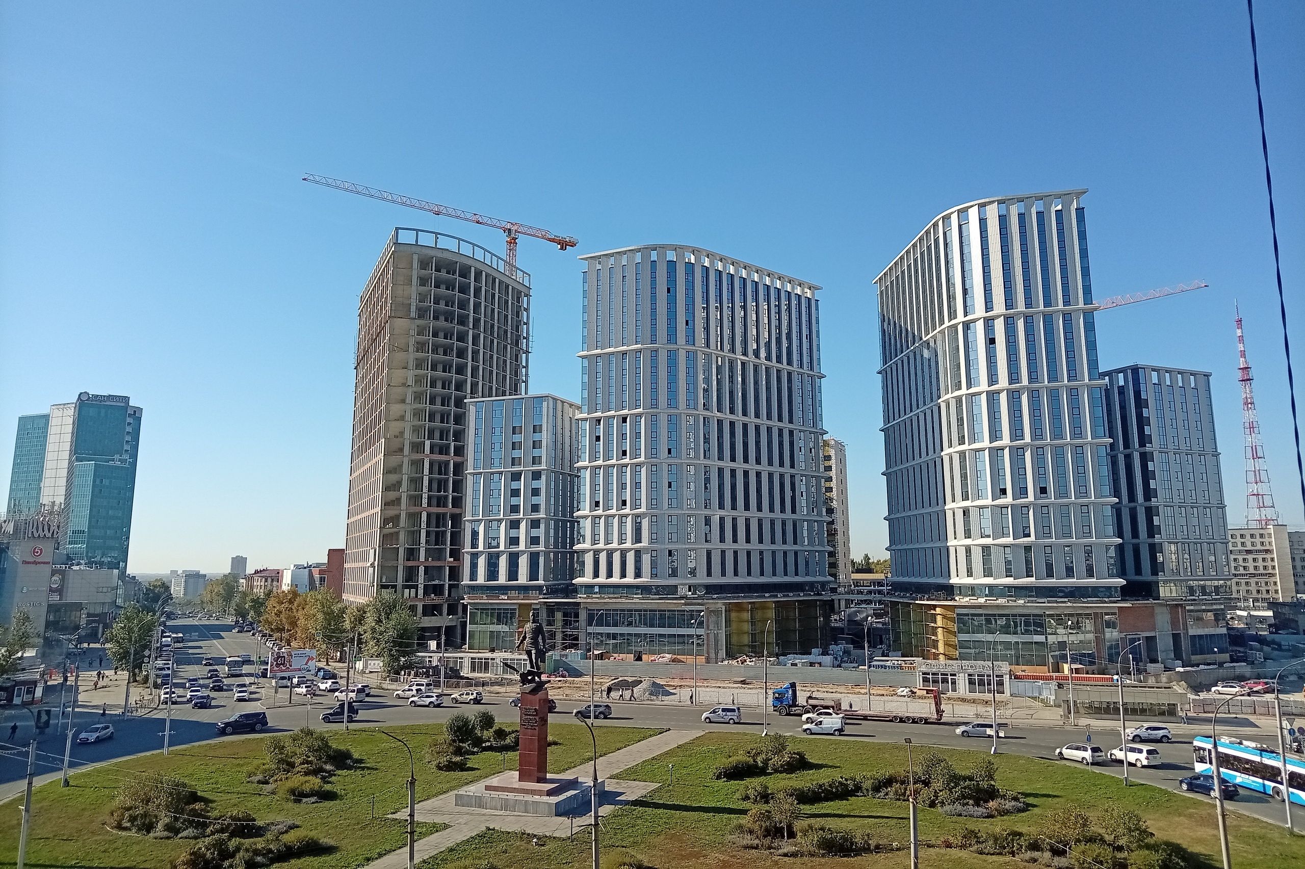 95-метровую башню подняли на проектную высоту на площади Маркса