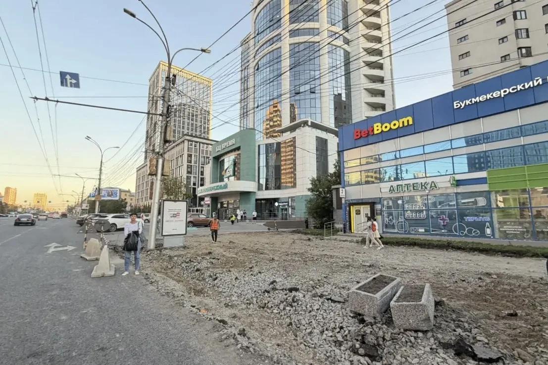 У метро «Октябрьская» стартовал ремонт 300-метрового тротуара
