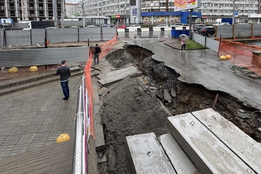 Тротуар на Красном проспекте может обрушиться из-за размыва откоса