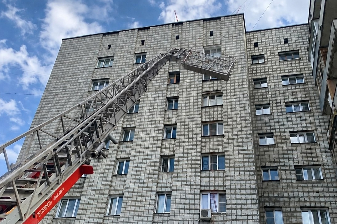 Троих альпинистов вызволили из перекошенной люльки в Новосибирске