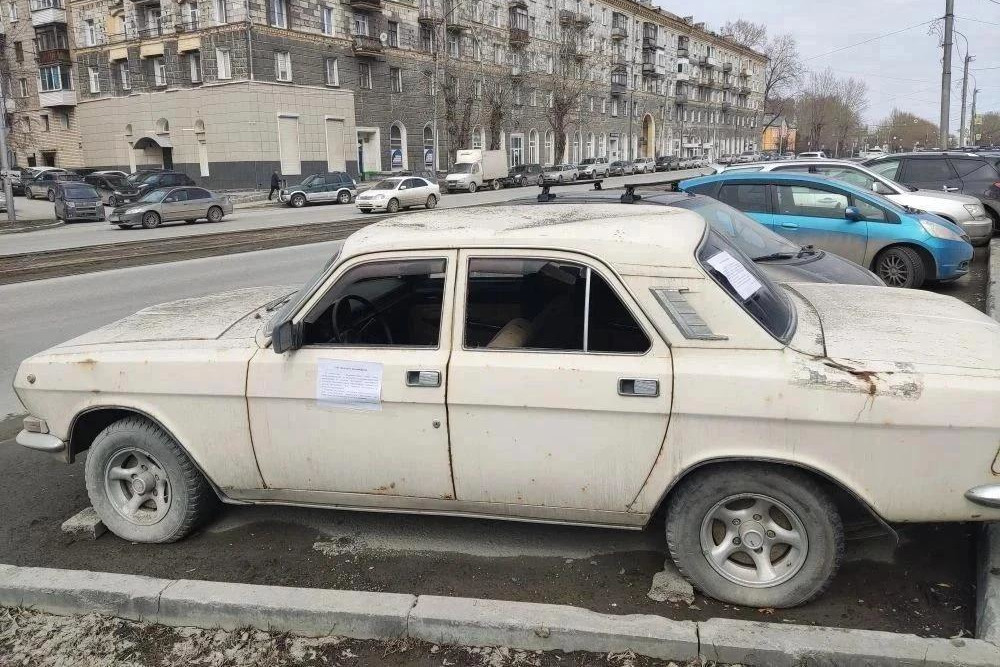 В Новосибирске разыскивают хозяев шести автомобилей: им грозит эвакуация