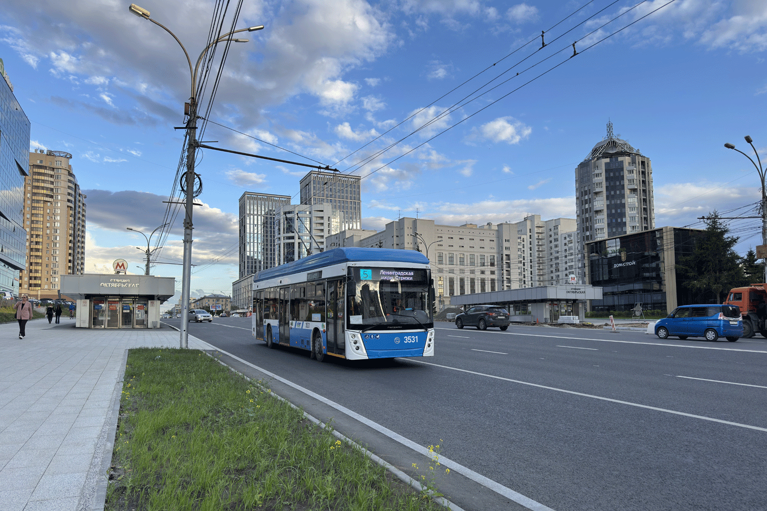 Остановку «Метро „Октябрьская“» перенесли из-за ремонта тротуара