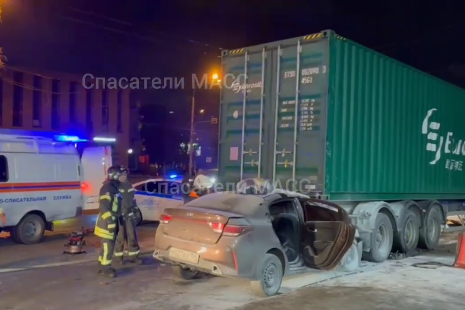 Смертельное ДТП на Сухарной: легковушка влетела под контейнеровоз (18+)