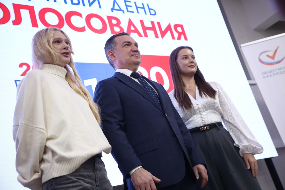 Мэр Кудрявцев посетил центр видеонаблюдения за выборами в Новосибирске