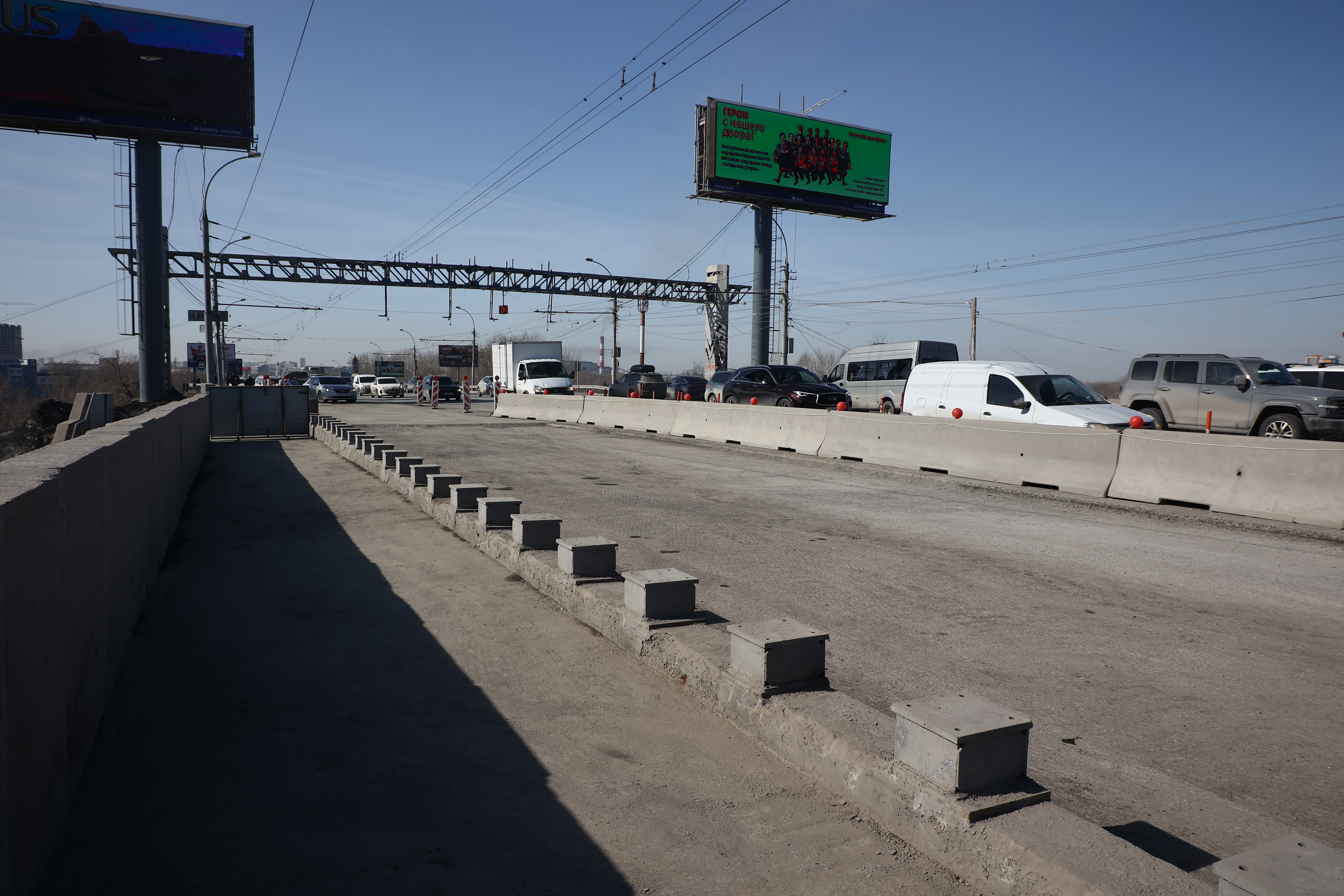 На Димитровском мосту приступают к укладке асфальта на центральной полосе