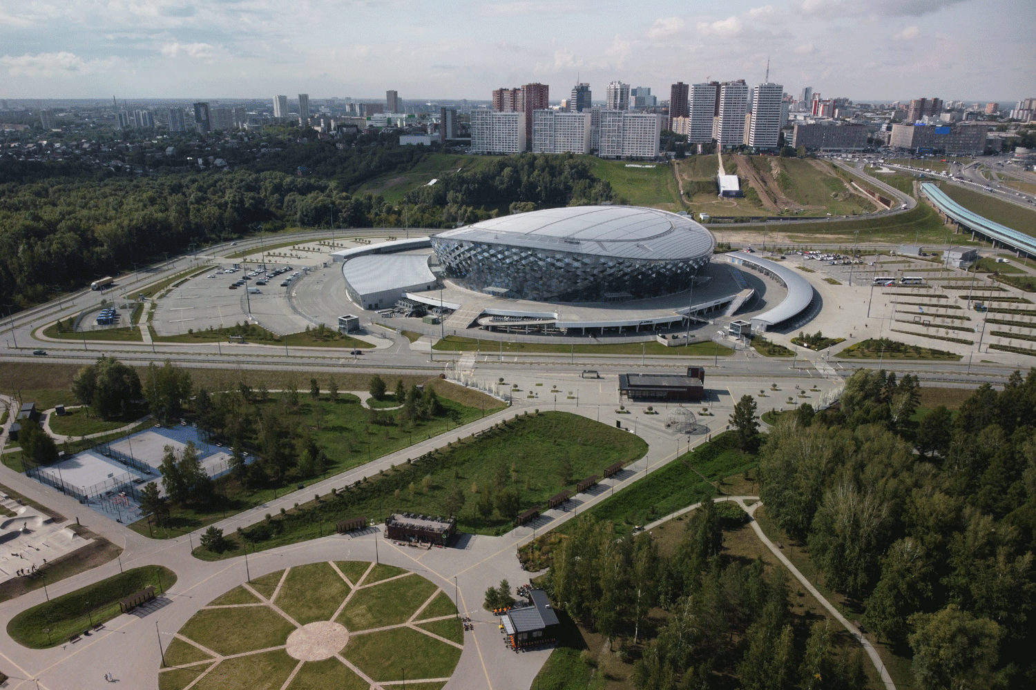 Парковка у парка «Арена» станет бесплатной из-за закрытия мотосезона
