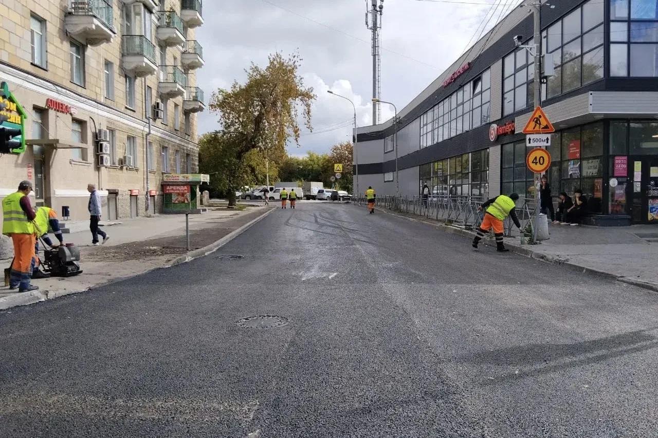В износостойкий асфальт одели улицу Ветковскую в Новосибирске
