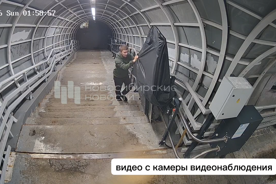 Вандал сломал платформы для инвалидов на пешеходном мосту у «Колыванской» 