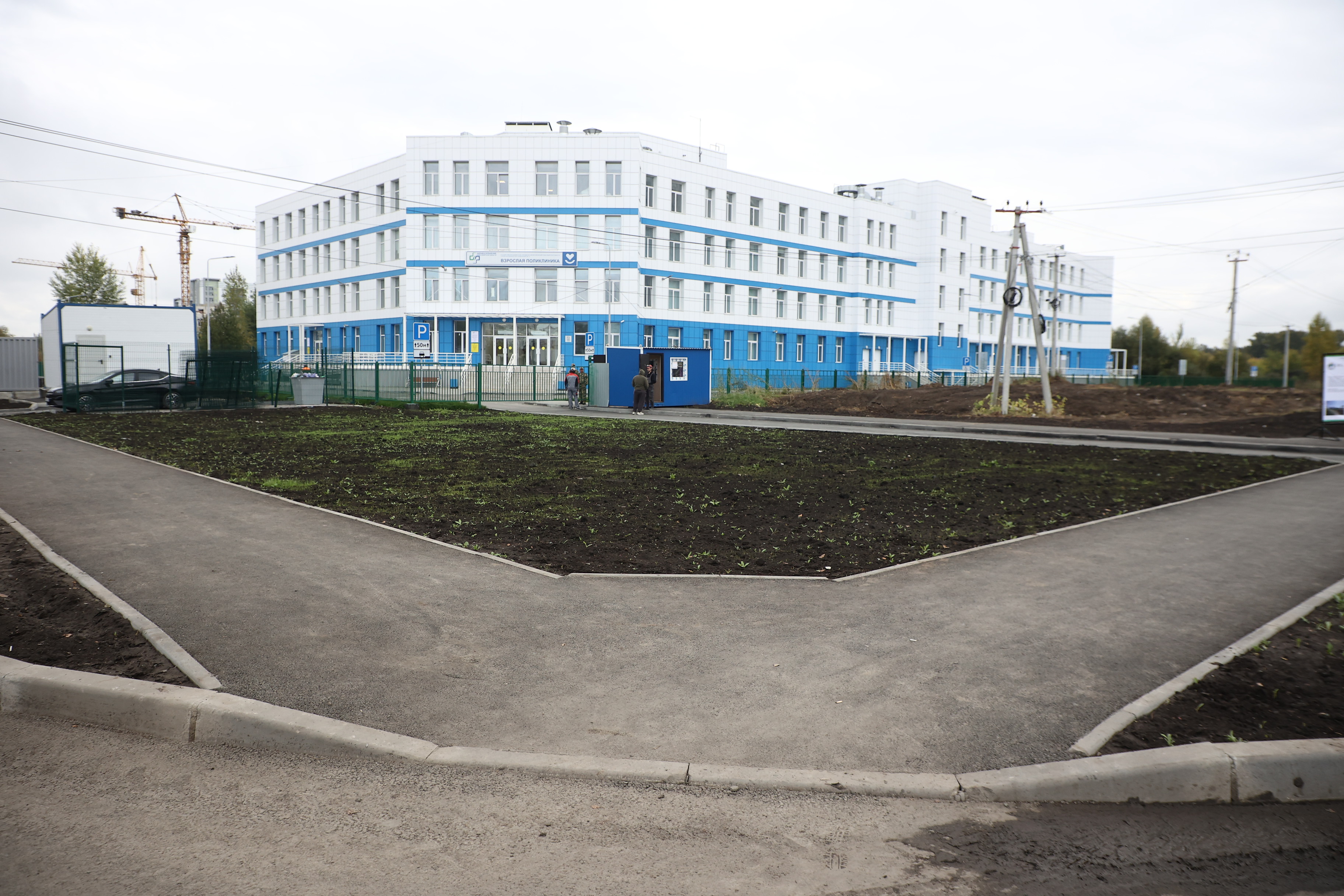 Дорогу и тротуары сделали у новой поликлиники №13 в Новосибирске
