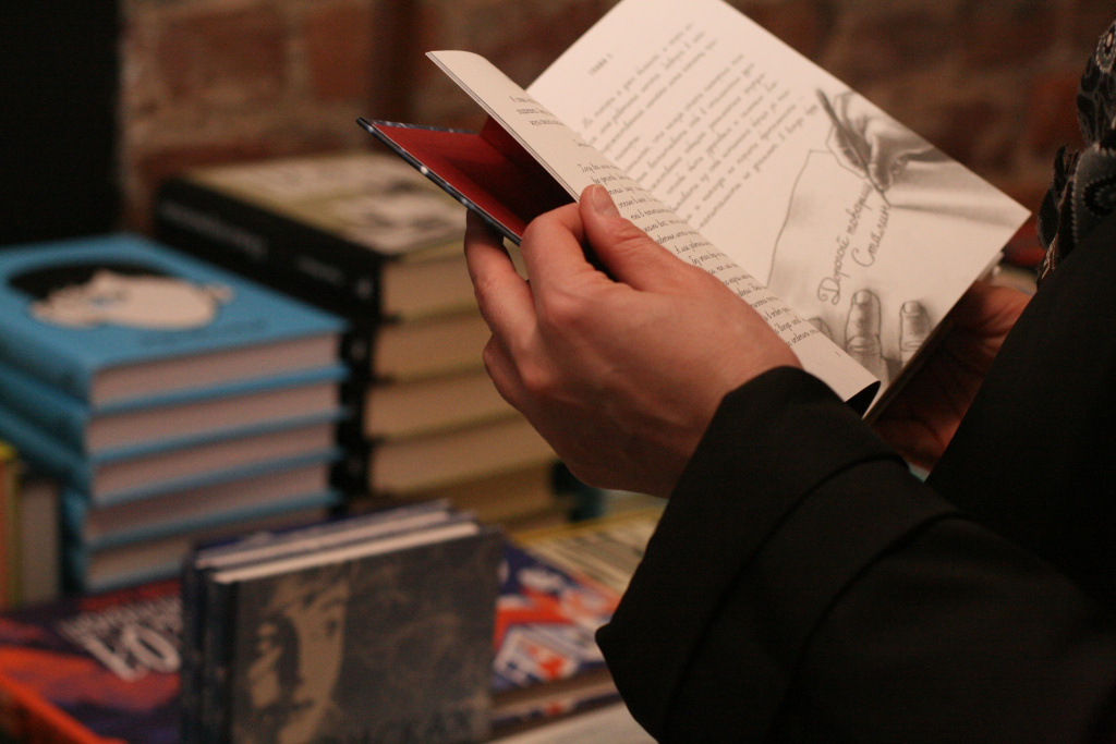 Тёплый свитер для души: какие книги помогут пережить осеннюю хандру