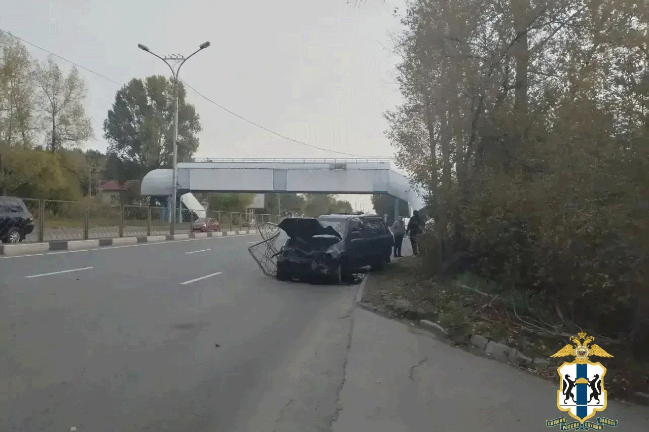 «Хонда» пробила ограждение в Новосибирске — пострадали пять человек