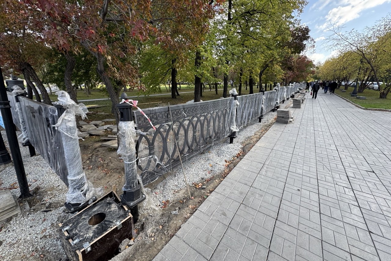 Чугунный забор вернули Театральному скверу в центре Новосибирска