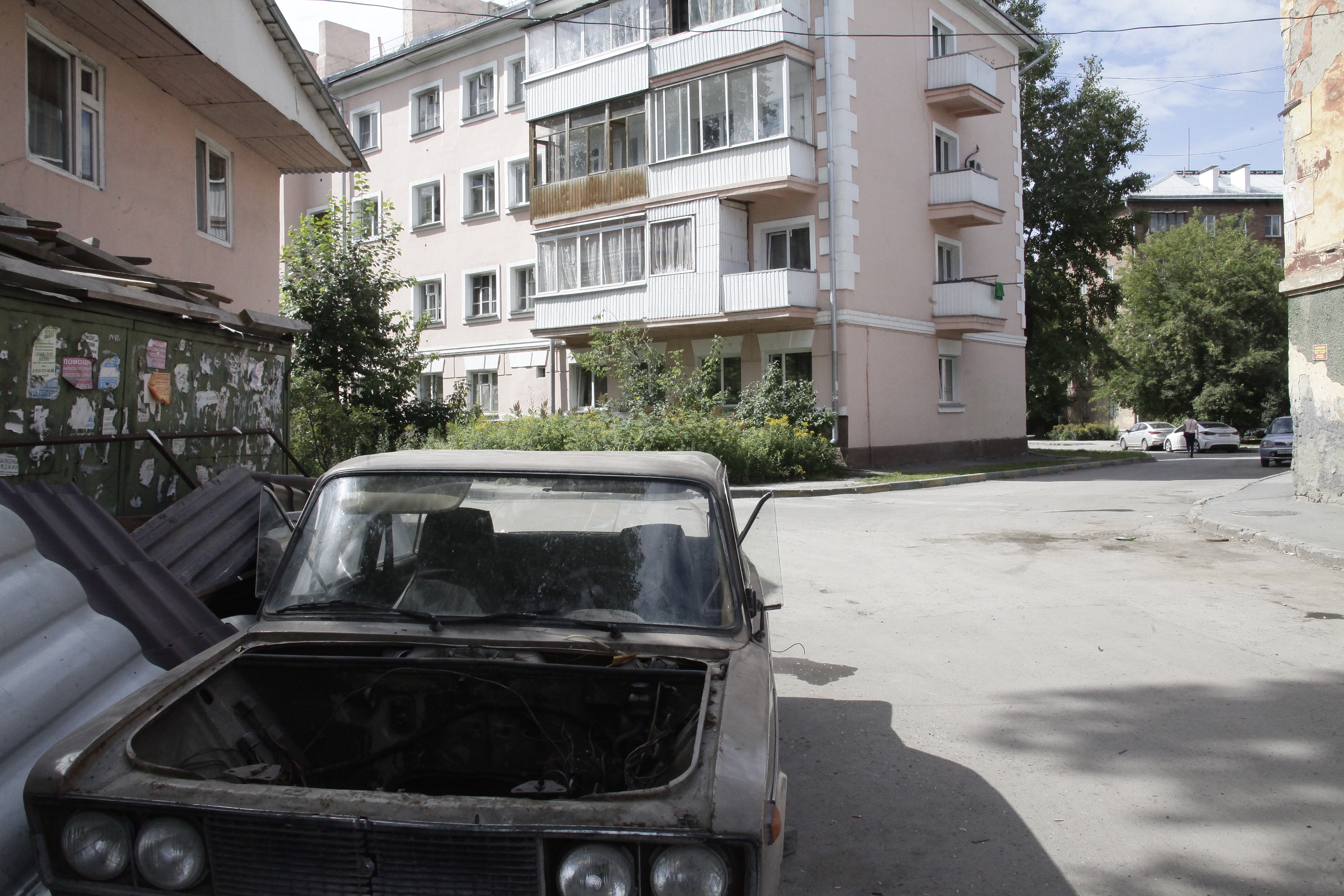 Около 100 брошенных авто эвакуировали на спецстоянку в Первомайке