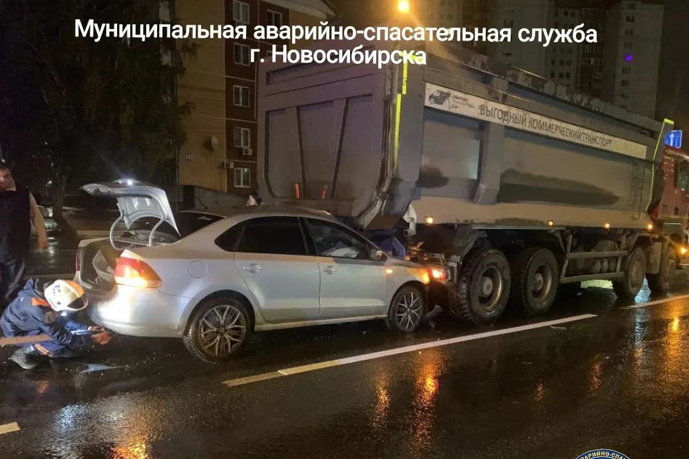 Ночное ДТП на Немировича-Данченко: седан влетел под самосвал (18+)