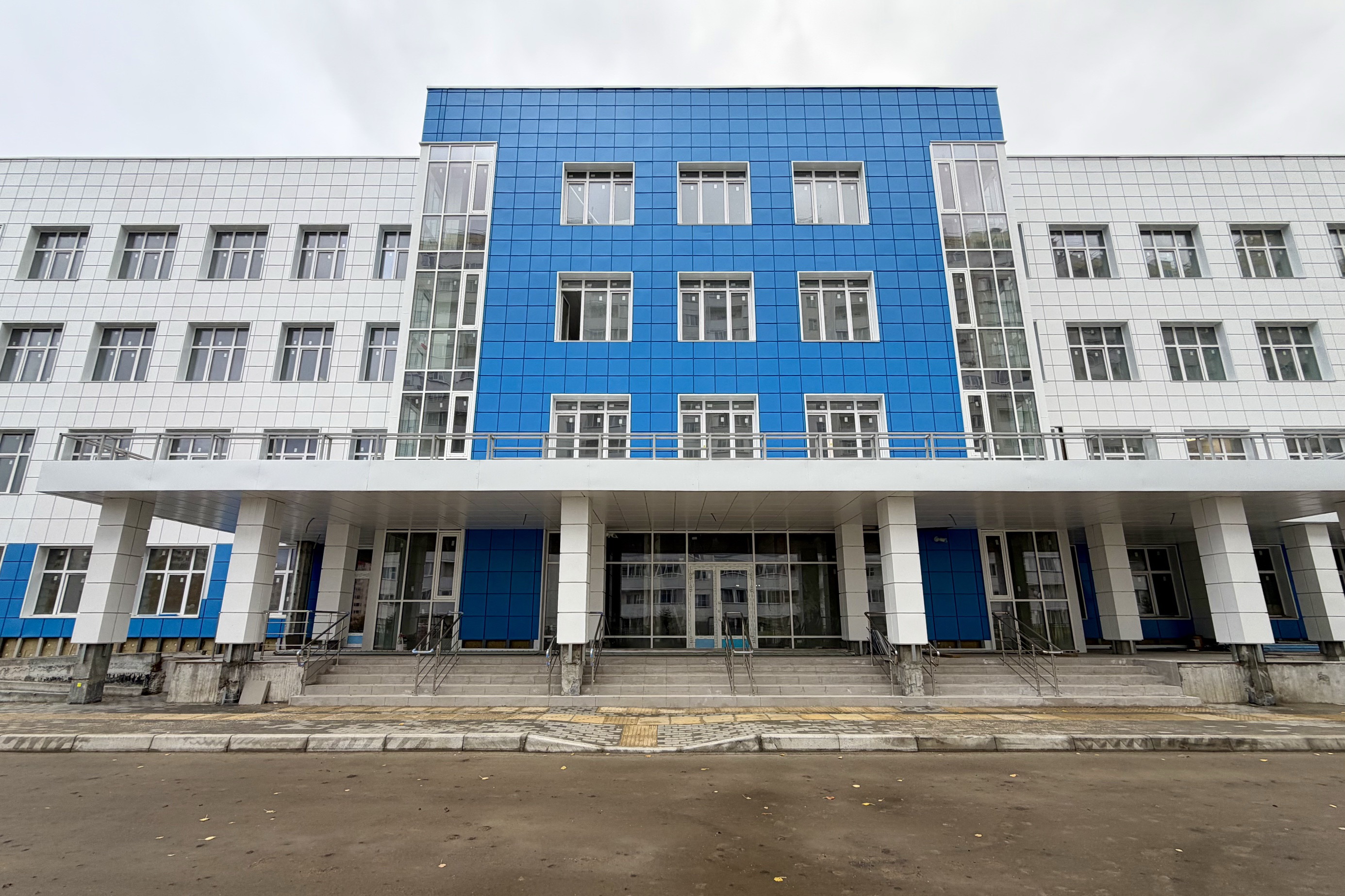 Возле новой поликлиники на Виктора Уса создают зоны отдыха для пациентов